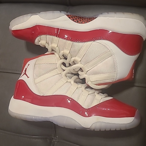 Air Jordan 11 Retro (GS) "Cherrys" - Picture 2 of 7